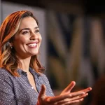 Mujer segura inspira confianza y crecimiento