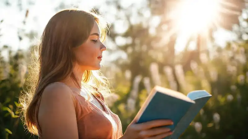 Una mujer tranquila disfruta de remedios solares